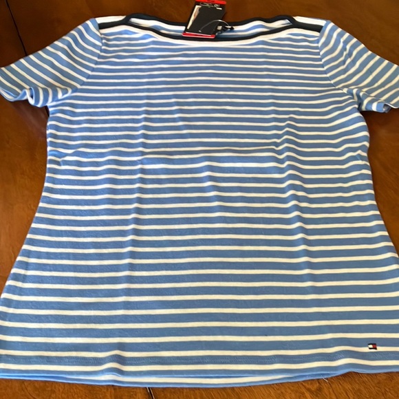 NWT TOMMY HILFIGER TEE.  FREE 🐝     WITH ANY PURCHASE OVER $20. - Picture 1 of 9